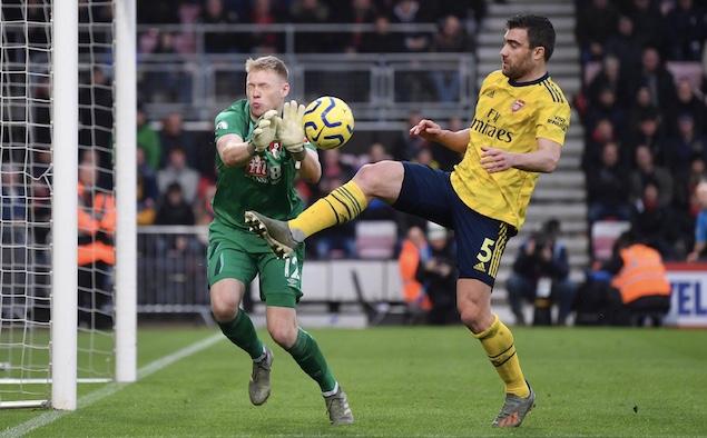  阿森纳门将低级失误，伯恩茅斯补时扳平抢关键一分  