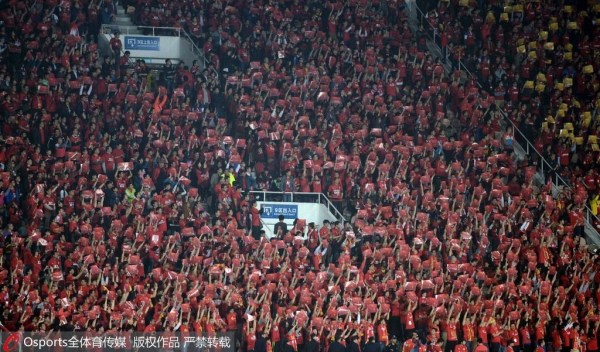  尤文球迷横幅抗议管理层，要求重聘体育总监  