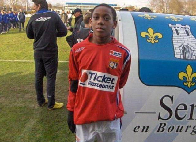  法甲老牌劲旅圣埃蒂安降级，球迷场外抗议痛哭  